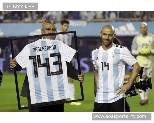 波多黎各歌手洋基老爹亲临阿根廷训练营与梅西等球员亲密合影 波多黎各歌手洋基老爹亲临阿根廷训练营与梅西等球员亲密合影