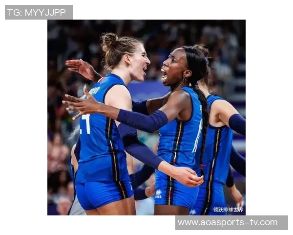 意大利女排奥运冠军埃格努亲临国米与劳塔罗互换球衣展现体育精神