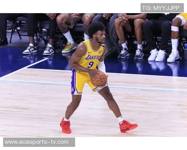 艾顿加盟湖人后将如何影响球队表现布克表示期待未来发展 艾顿加盟湖人后将如何影响球队表现布克表示期待未来发展