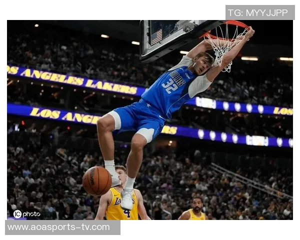 弗拉格首次尝试大个子阵容自信与浓眉共担后卫角色