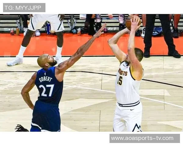 季前赛火药味十足约基奇与戈贝尔激烈对抗引发冲突 季前赛火药味十足约基奇与戈贝尔激烈对抗引发冲突