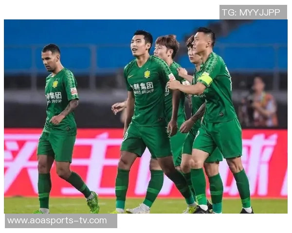 范德彪与裁判争抢球权引发争议赛后社交媒体怒斥裁判不公 范德彪与裁判争抢球权引发争议赛后社交媒体怒斥裁判不公